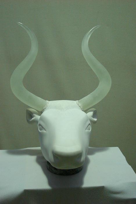Bull's Head 004 - marble sculpture by Berendina de Ruiter